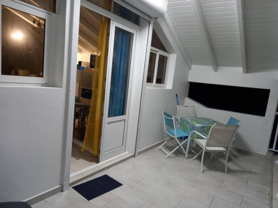 Haut De Villa Agreable Et Paisible Climatise, Wifi Anse-Bertrand Exteriör bild